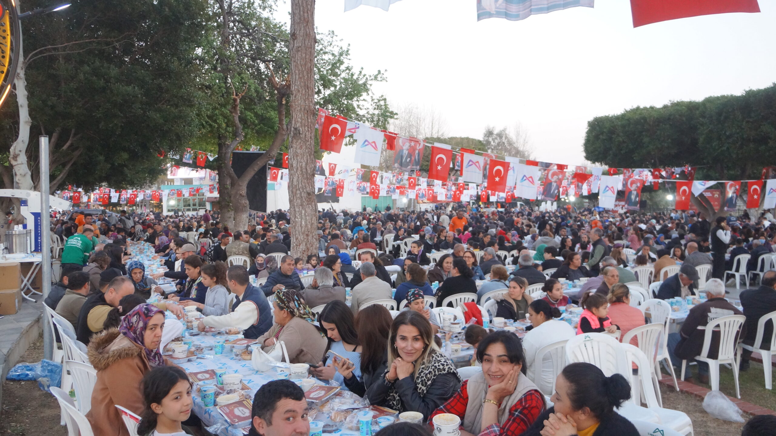 SİLİFKE DE BİNLER BİR ARADA İFTARDA BULUŞTU.MERSİN BLD Sİ NİN İFTAR YEMEĞİN DE